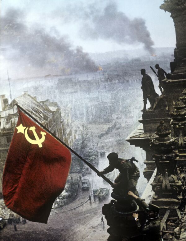 Drapeau soviétique au-dessus du Reichstag le 2 mai 1945 Drapeau soviétique au-dessus du Reichstag le 2 mai 1945 - Sputnik Afrique
