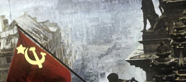 Drapeau soviétique au-dessus du Reichstag le 2 mai 1945 - Sputnik Afrique