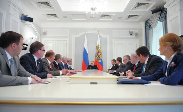 Président russe Vladimir Poutine  lors d'une rencontre avec les dirigeants de groupes parlementaires à Sotchi - Sputnik Afrique