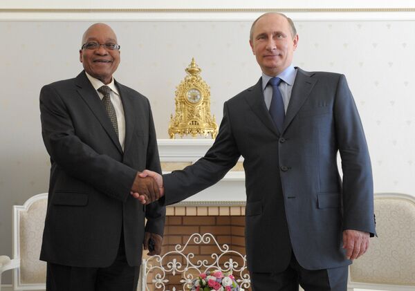 Le président russe Vladimir Poutine avec son homologue sud-africain Jacob Zuma à Sotchi - Sputnik Afrique