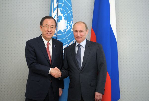Le secrétaire général des Nations unies Ban Ki-moon avec le président russe Vladimir Poutine à Sotchi - Sputnik Afrique