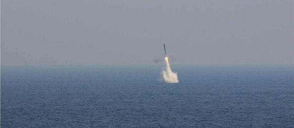 Tir d'un missile depuis un sous-marin en immersion - Sputnik Afrique