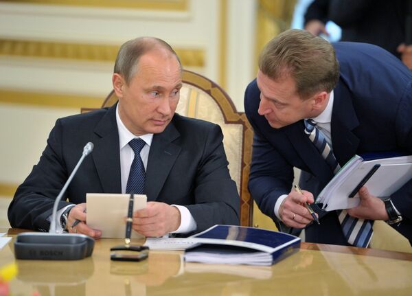 Le président russe Vladimir Poutine avec le vice-premier ministre russe Igor Chouvalov, chargé des affaires de l'Union douanière - Sputnik Afrique