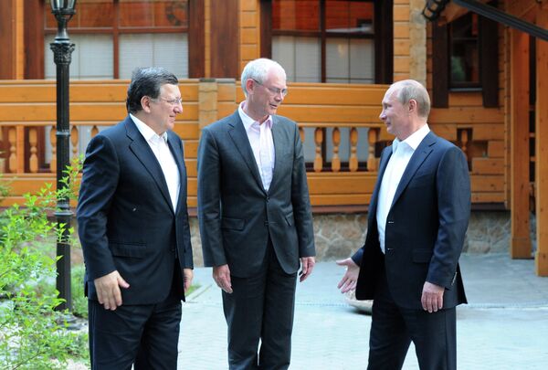 José Manuel Barroso, Herman Van Rompuy et Vladimir Poutine lors d'une session plénière du sommet Russie-UE - Sputnik Afrique