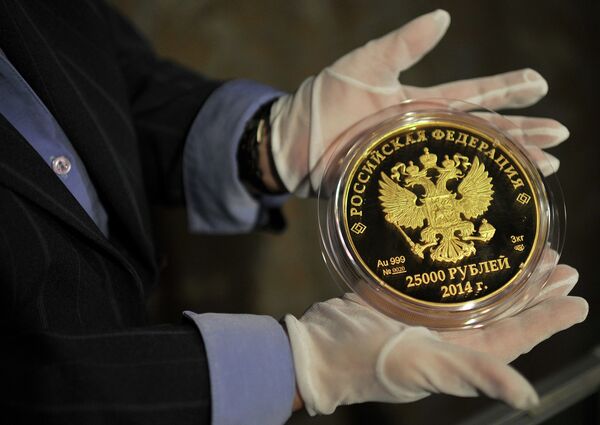 Une pièce d'or de 25.000 roubles baptisée Histoire du mouvement olympique russe - Sputnik Afrique