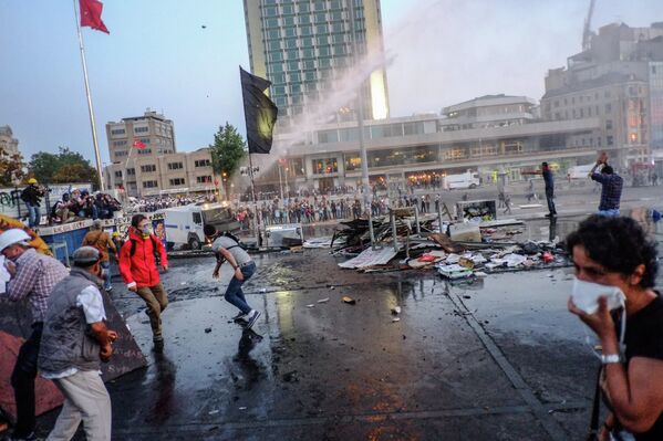 Istanbul: poursuite des affrontements entre les manifestants et la police - Sputnik Afrique