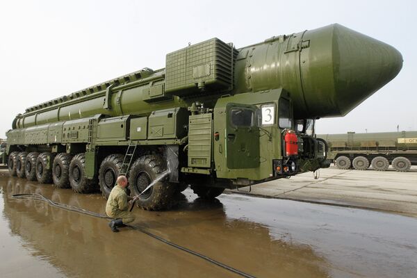 Le missile intercontinental mobile russe Topol - Sputnik Afrique