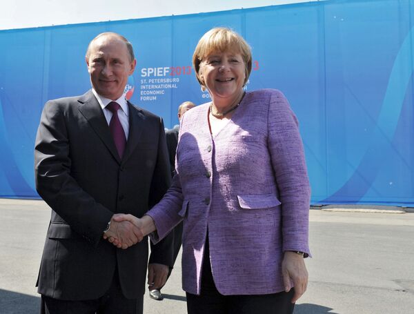 Le chef de l'Etat russe Vladimir Poutine a remercié Mme Merkel d'avoir visité le Forum de Saint-Pétersbourg. - Sputnik Afrique