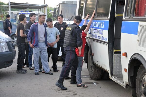 Moscou: une patrouille anti-immigration illégale dégénère, 60 arrestations - Sputnik Afrique