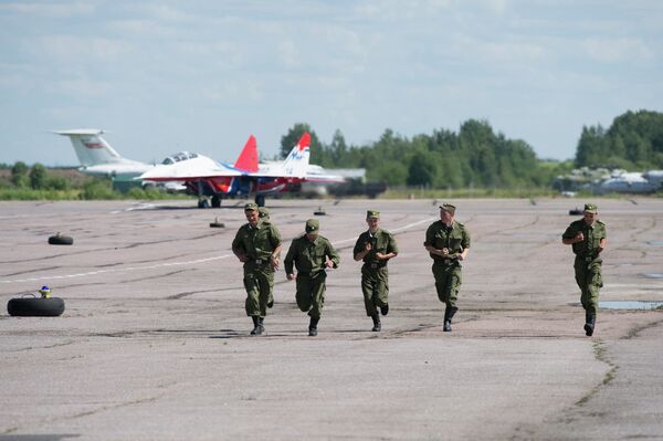 Les groupes de voltige aérienne Russkie Vitiazi et Striji à l’entraînement - Sputnik Afrique