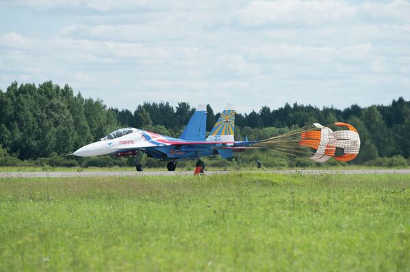 Les groupes de voltige aérienne Russkie Vitiazi et Striji à l’entraînement - Sputnik Afrique