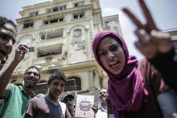 Les manifestants devant le siège du mouvement politique Frères musulmans au Caire - Sputnik Afrique