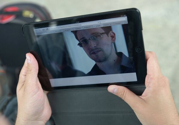 Un journaliste du Guardian affirme détenir jusqu'à 20.000 documents de Snowden - Sputnik Afrique