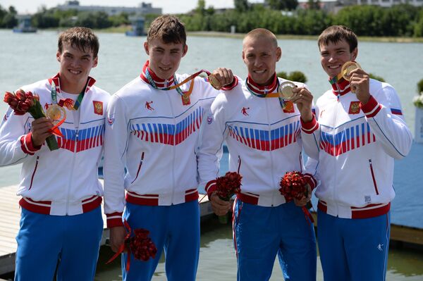 Les Russes Oleg Zhestkov, Maxim Spesivtsev, Alexey Vostrikov et Nikolay Chervov ont remporté dimanche la médaille d'or de kayak à quatre 1000m à l'Universiade 2013 à Kazan - Sputnik Afrique