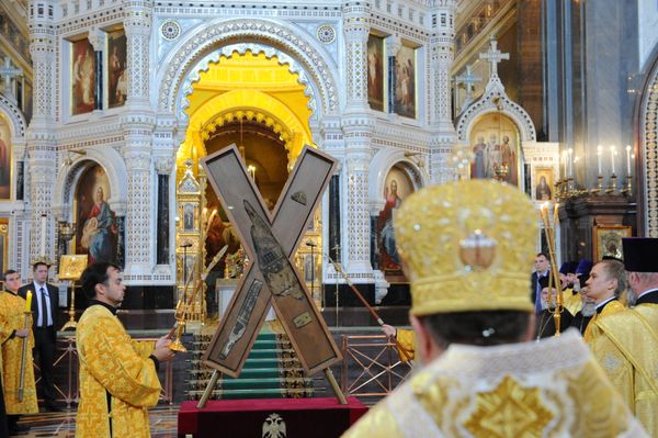 La croix de saint André exposée dans la cathédrale du Christ-Sauveur - Sputnik Afrique