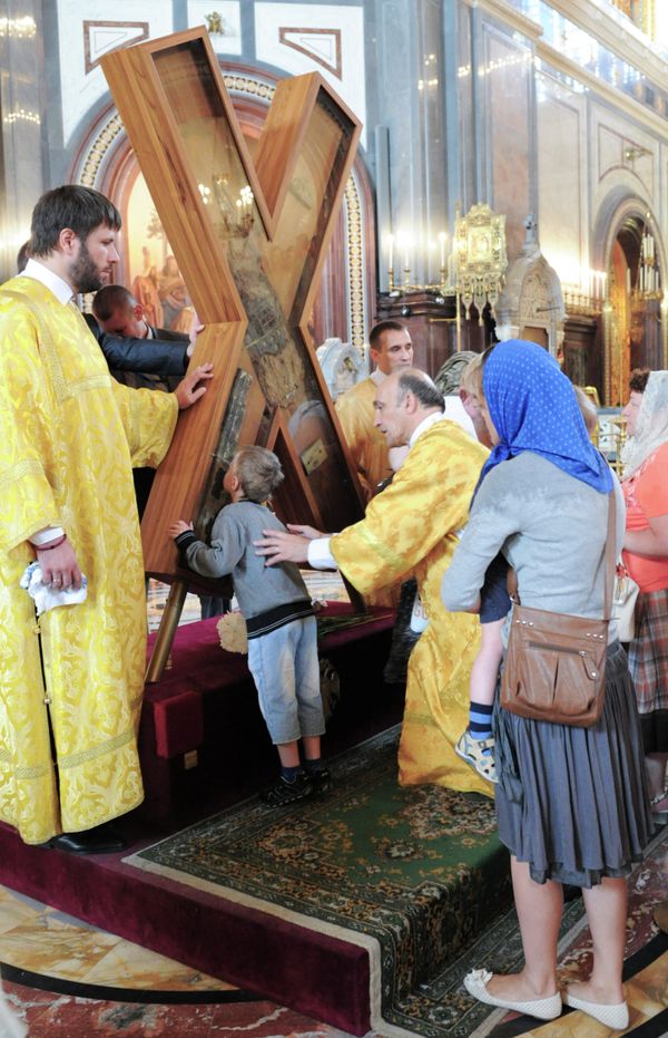 La croix de saint André exposée dans la cathédrale du Christ-Sauveur - Sputnik Afrique