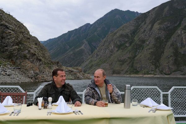 Poutine et Medvedev en vacances en Sibérie - Sputnik Afrique