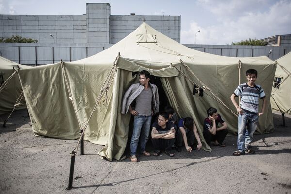 Moscou: 500 immigrés attendent leur expulsion dans un campement - Sputnik Afrique