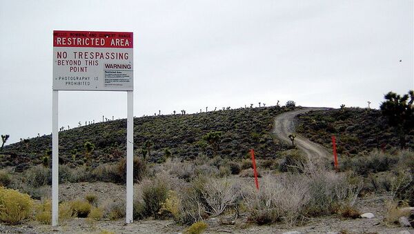 Panneau avertisseur à la frontière de la zone 51 de l'armée US au Nevada - Sputnik Afrique