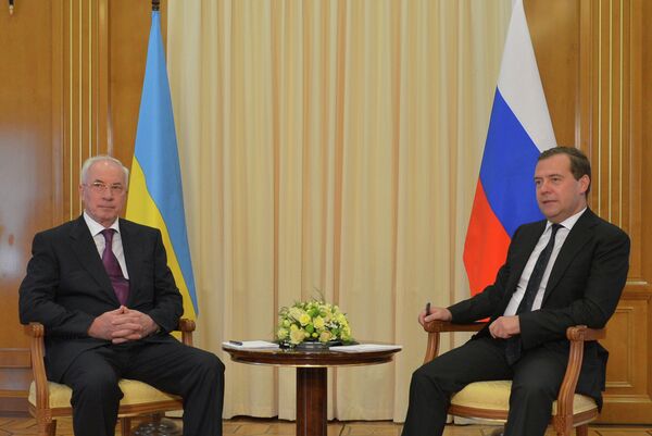 La rencontre entre les premiers ministres Dmitri Medvedev et Nikolaï Azarov aura lieu mardi - Sputnik Afrique