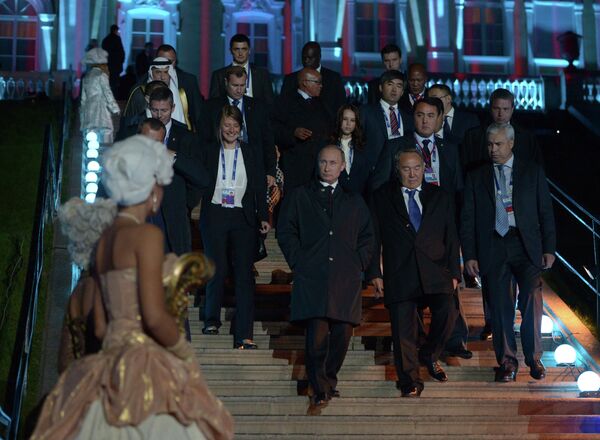 Peterhof: un show aquatique impressionnant pour les leaders du G20 - Sputnik Afrique