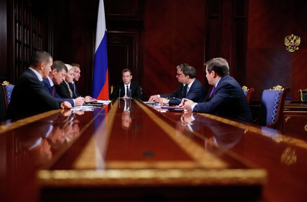 Chef du gouvernement russe Dmitri Medvedev lors d'une réunion avec ses vice-premiers ministres - Sputnik Afrique