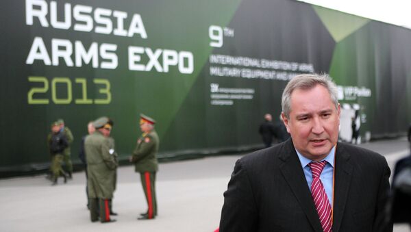 Dmitri Rogozine lors du 8e Salon d'armements Russia Arms Expo-2013 à Nijni Taguil (Oural) - Sputnik Afrique