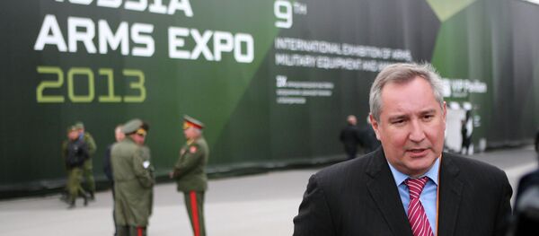 Dmitri Rogozine lors du 8e Salon d'armements Russia Arms Expo-2013 à Nijni Taguil (Oural) - Sputnik Afrique