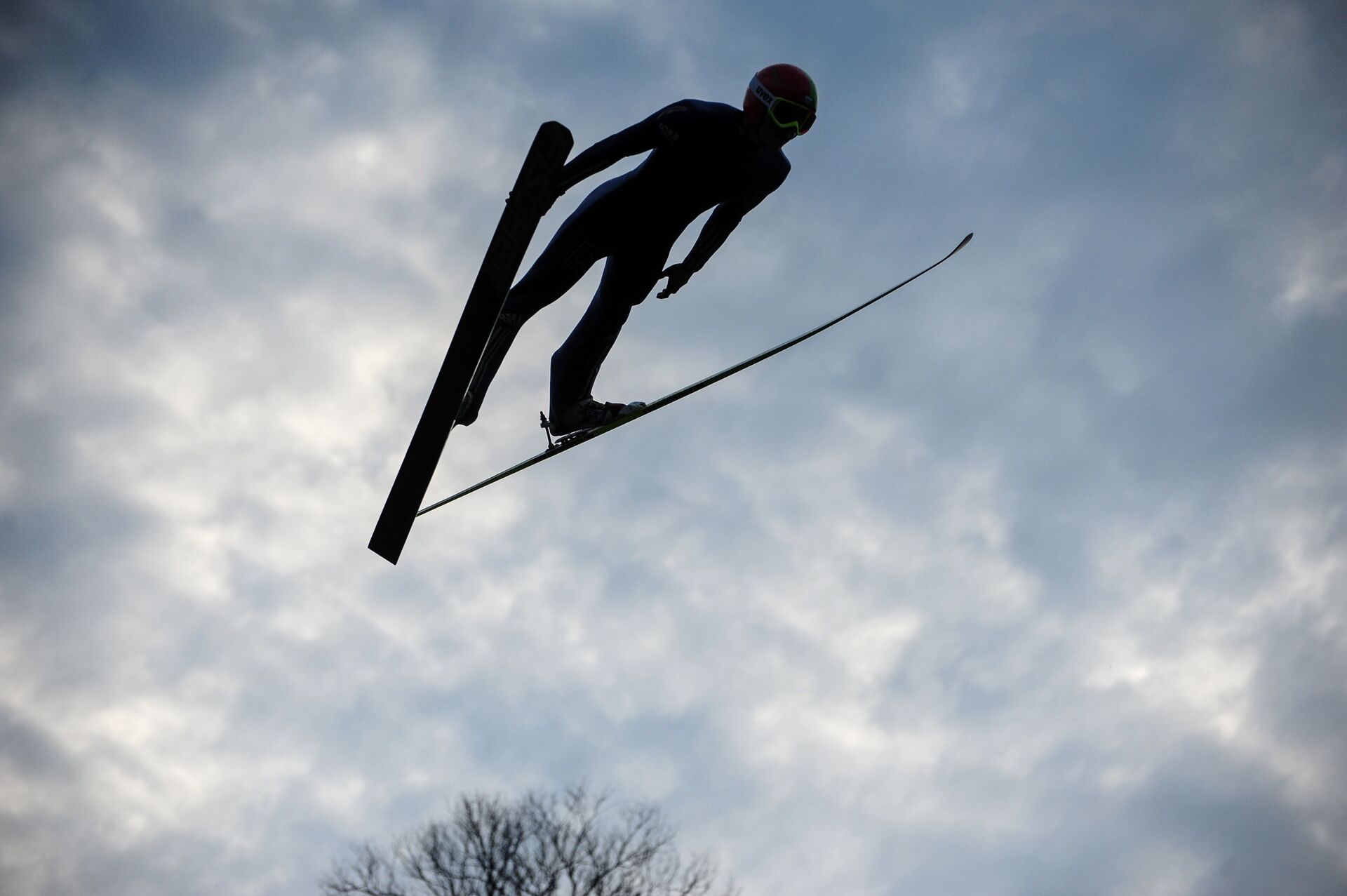 Ski diving. Спорт прыжки с трамплина на лыжах. Трамплин для прыжков на лыжах Чайковский. Летающий лыжник.