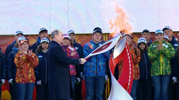 La flamme des XXIIèmes Jeux olympiques arrivée à Moscou - Sputnik Afrique