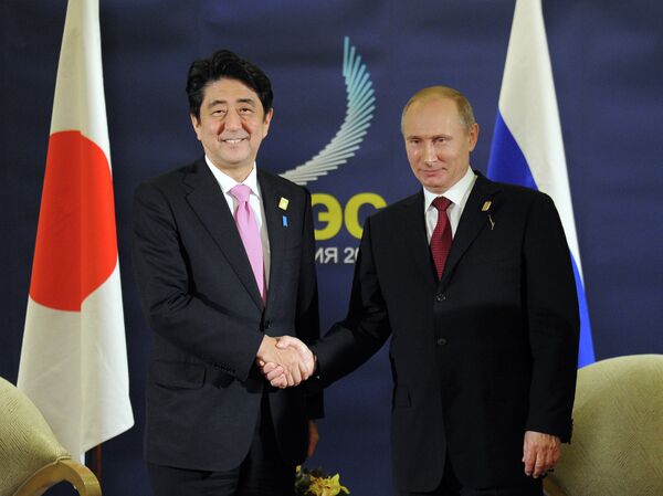 Du président russe Vladimir Poutine avec le premier ministre nippon Shinzo Abe - Sputnik Afrique