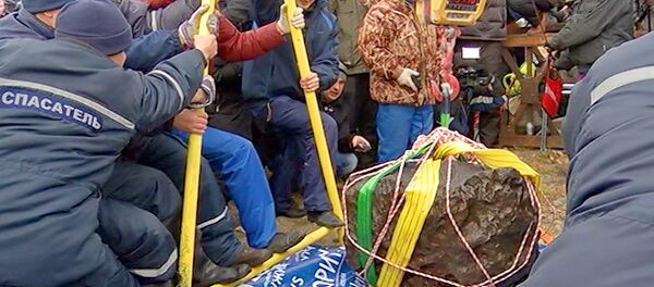 Météorite de Tcheliabinsk: un fragment géant extrait d'un lac - Sputnik Afrique