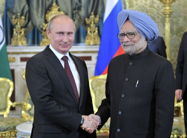 Le président russe Vladimir Poutine avec le premier ministre indien Manmohan Singh - Sputnik Afrique