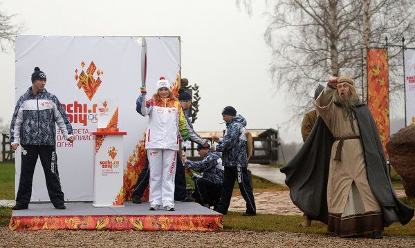 La flamme des JO 2014 arrive à Veliki Novgorod - Sputnik Afrique