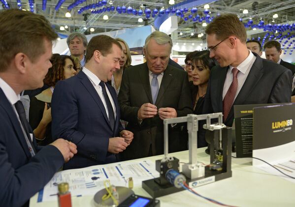 Jean-Marc Ayrault et Dmitri Medvedev lors du forum Innovations ouvertes à Moscou - Sputnik Afrique