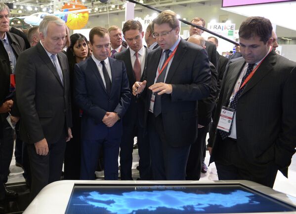 Jean-Marc Ayrault et Dmitri Medvedev lors du forum Innovations ouvertes à Moscou - Sputnik Afrique