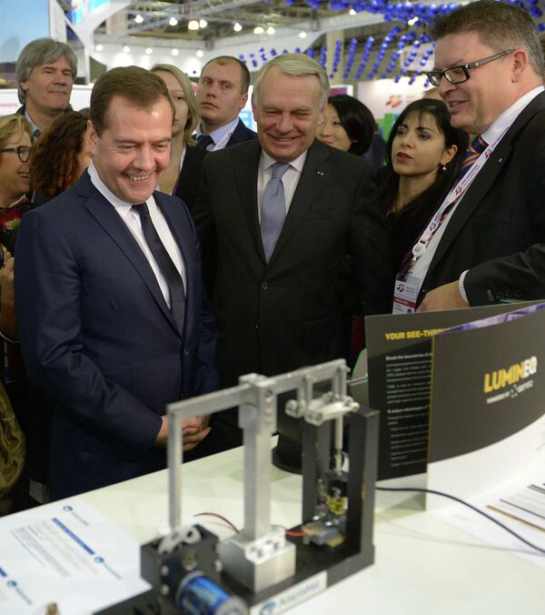 Jean-Marc Ayrault et Dmitri Medvedev à l'exposition Open Innovations Expo à Moscou - Sputnik Afrique