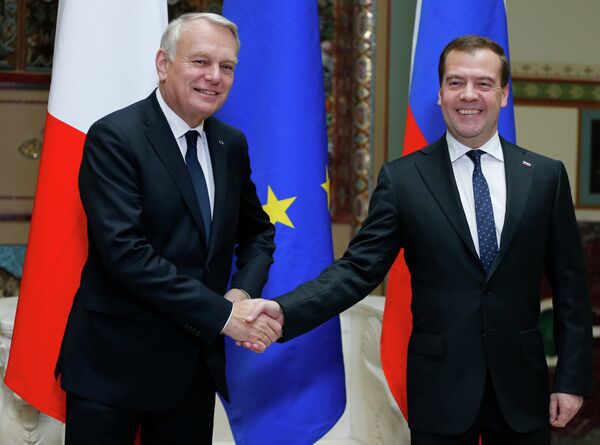 Jean-Marc Ayrault avec Dmitri Medvedev. - Sputnik Afrique