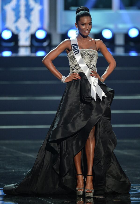 Demi-finale de Miss Univers à Moscou: un défilé en robes du soir - Sputnik Afrique