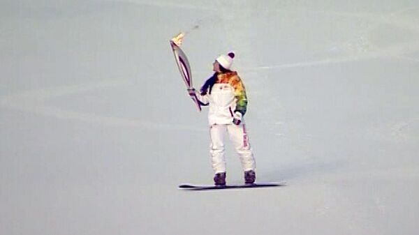 JO 2014: la flamme olympique sur un snowboard à Khanty-Mansiisk - Sputnik Afrique