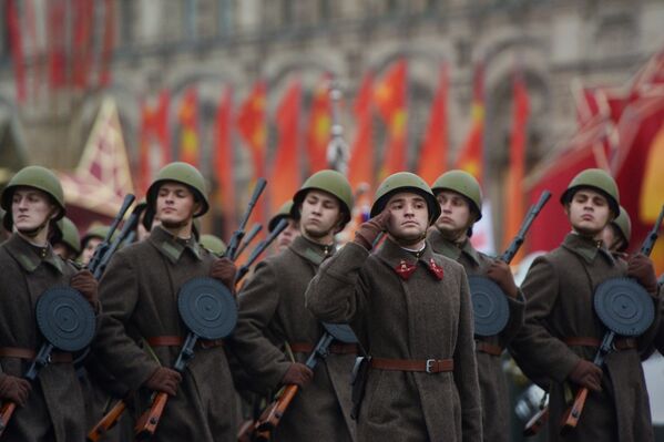 Place Rouge: le défilé solennel pour l'anniversaire de la parade de 1941 - Sputnik Afrique