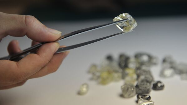 Diamant: les ventes du russe Alrosa progressent de 10% au premier semestre - Sputnik Afrique