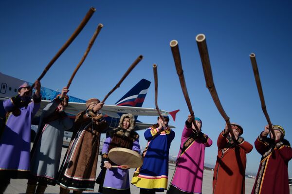 Des Nivkhes jouant des kalnis à la cérémonie d'accueil de la flamme à Ioujno-Sakhalinsk. - Sputnik Afrique
