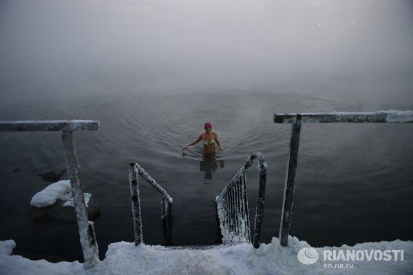 Baignades d'hiver: la saison est ouverte en Russie - Sputnik Afrique