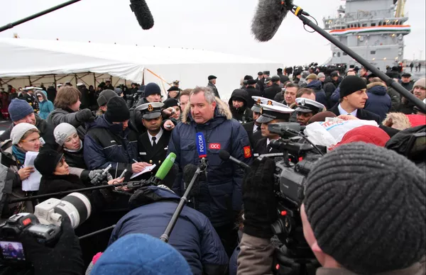 Le vice-premier ministre russe Dmitri Rogozine (au centre) à Severodvinsk - Sputnik Afrique