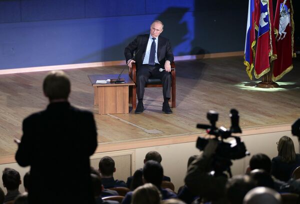 Le président russe Vladimir Poutine lors d'une rencontre avec des étudiants en droit - Sputnik Afrique