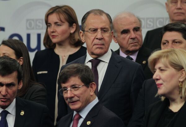 Le chef de la diplomatie russe Sergueï Lavrov (centre) lors de la réunion du Conseil des ministres de l'OSCE - Sputnik Afrique