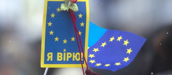 Partisans de l'intégration de l'Ukraine à l'UE sur la place de l'Indépendance à Kiev Partisans de l'intégration de l'Ukraine à l'UE sur la place de l'Indépendance à Kiev - Sputnik Afrique