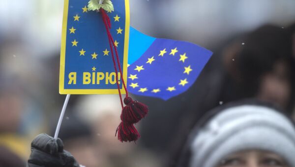 Partisans de l'intégration de l'Ukraine à l'UE sur la place de l'Indépendance à Kiev - Sputnik Afrique