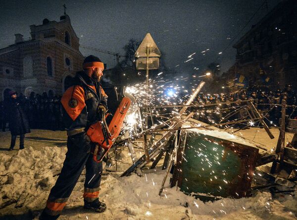 Kiev: la police démonte les barricades - Sputnik Afrique